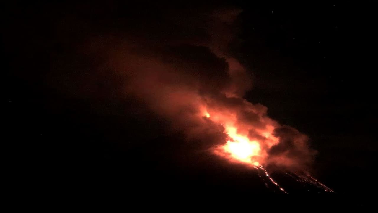 Desalojan tres pueblos en México tras la erupción del volcán Colima