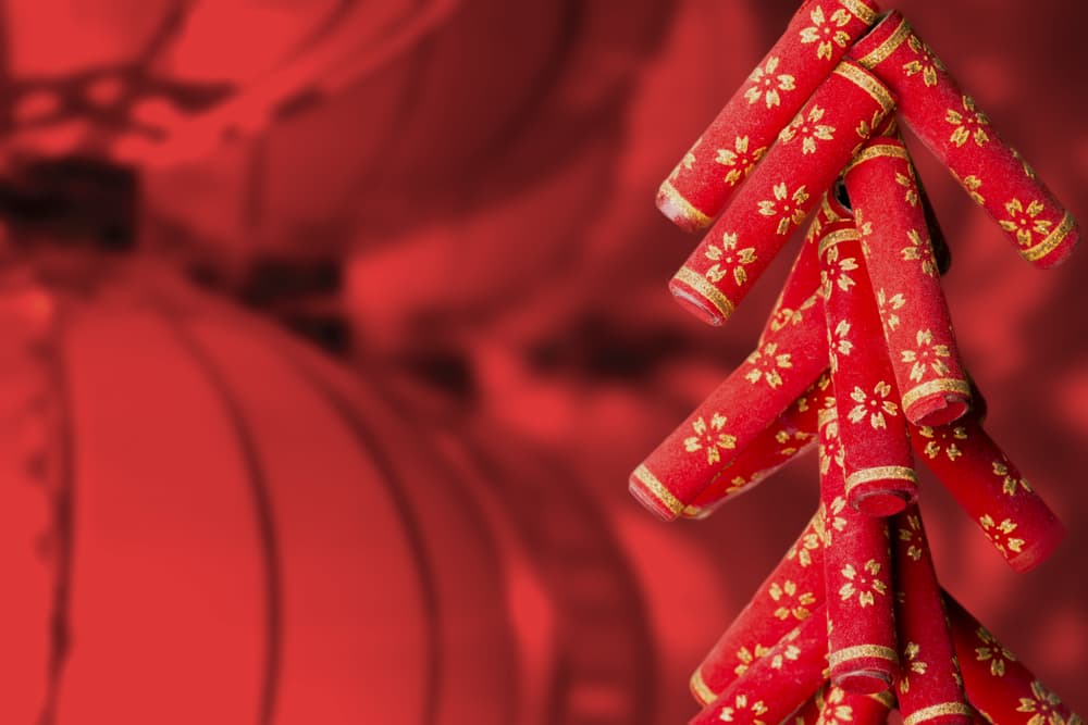 También todo se decora con colores brillantes, donde predomina el rojo y además de lámparas, se cuelgan petardos y cohetes, para que se lancen estos fuegos artificiales en la noche de Año Nuevo. Lo hacen para espantar a los malos espíritus y malvibrosos en tu vida.