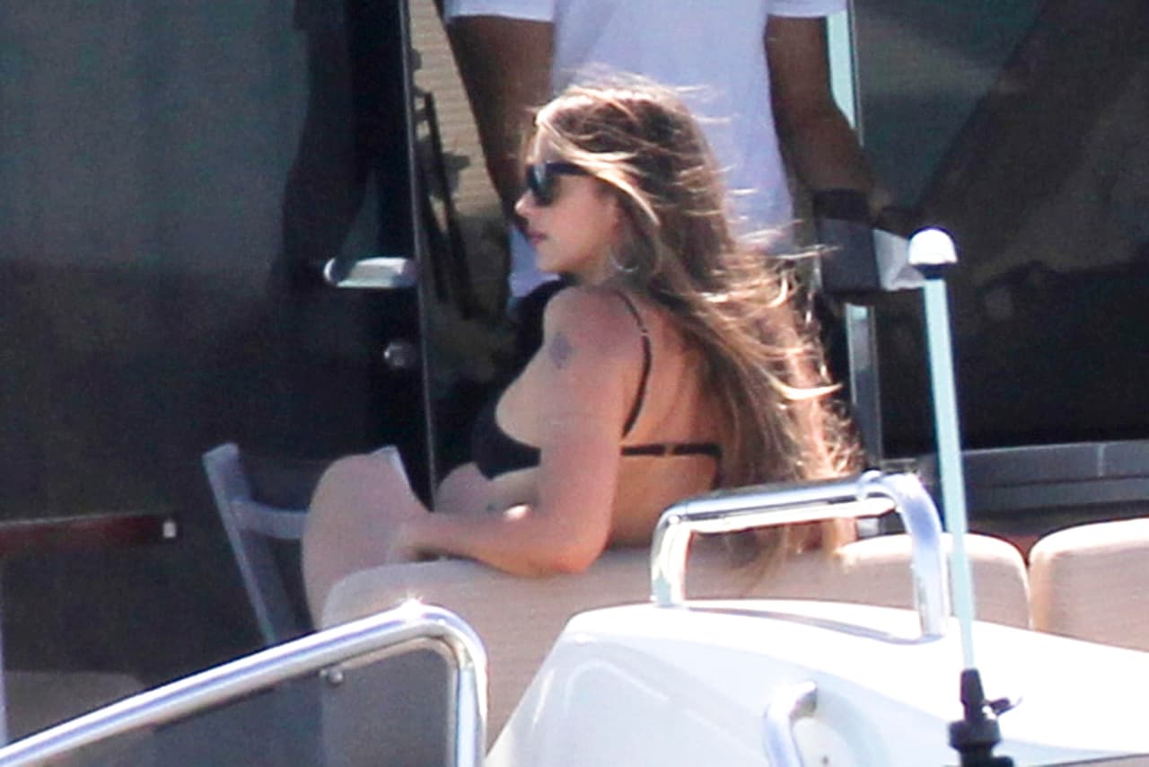 Shanon permaneció en cubierta mientras Marc entró a la cabina.