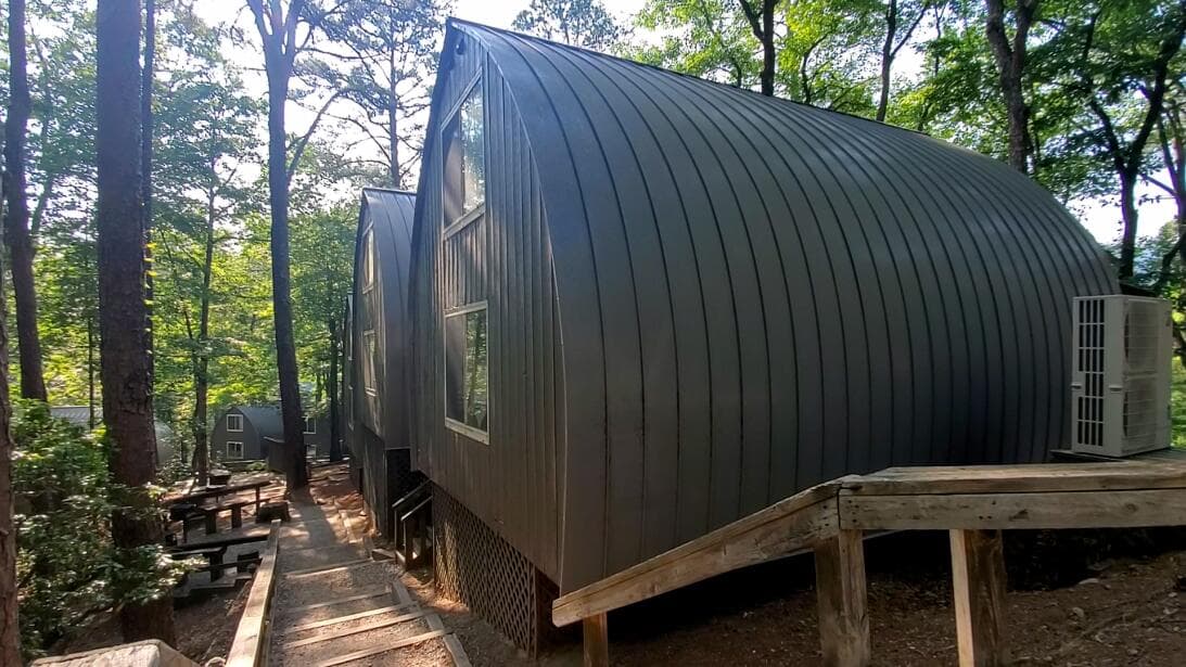 <b>Unicoi State Park (Helen)</b>: 
<br>
<b>Sitio web</b>: 
<a href="https://www.unicoilodge.com/">https://www.unicoilodge.com/</a> 
<br>
<b><a href="https://maps.app.goo.gl/NFQKRCe5Z4BWMfDSA">Cómo llegar</a> </b>
<br>
<br>Para vivir una experiencia verdaderamente única, quédate en cabañas hechas con barriles de vino retirados en el 
<b><a href="https://www.univision.com/local/atlanta-wuvg/unicoi-state-park-playa-de-agua-dulce-que-se-encuentra-en-medio-de-las-montanas-del-norte-de-georgia-fotos">Parque Estatal Unicoi en Helen</a></b>. Notable en casi todos los sentidos, las cabañas tipo barril de uno o dos dormitorios cuentan con cocinas completas, salas de estar y porches con vistas a los jardines.