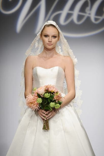 El vestido que muestra en la portada de Vogue nos hace pensar que en esta boda, Kim quiere mostrarse más plena y madura, por eso los vestidos de princesa en seda también participan en la contienda.