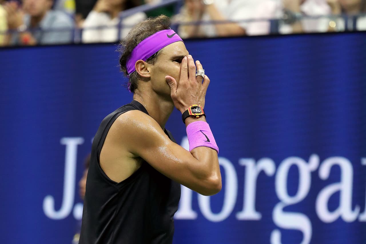 Tras vencer al tenista ruso, Nadal rompe en lágrimas de alegría tras un partido durísimo.