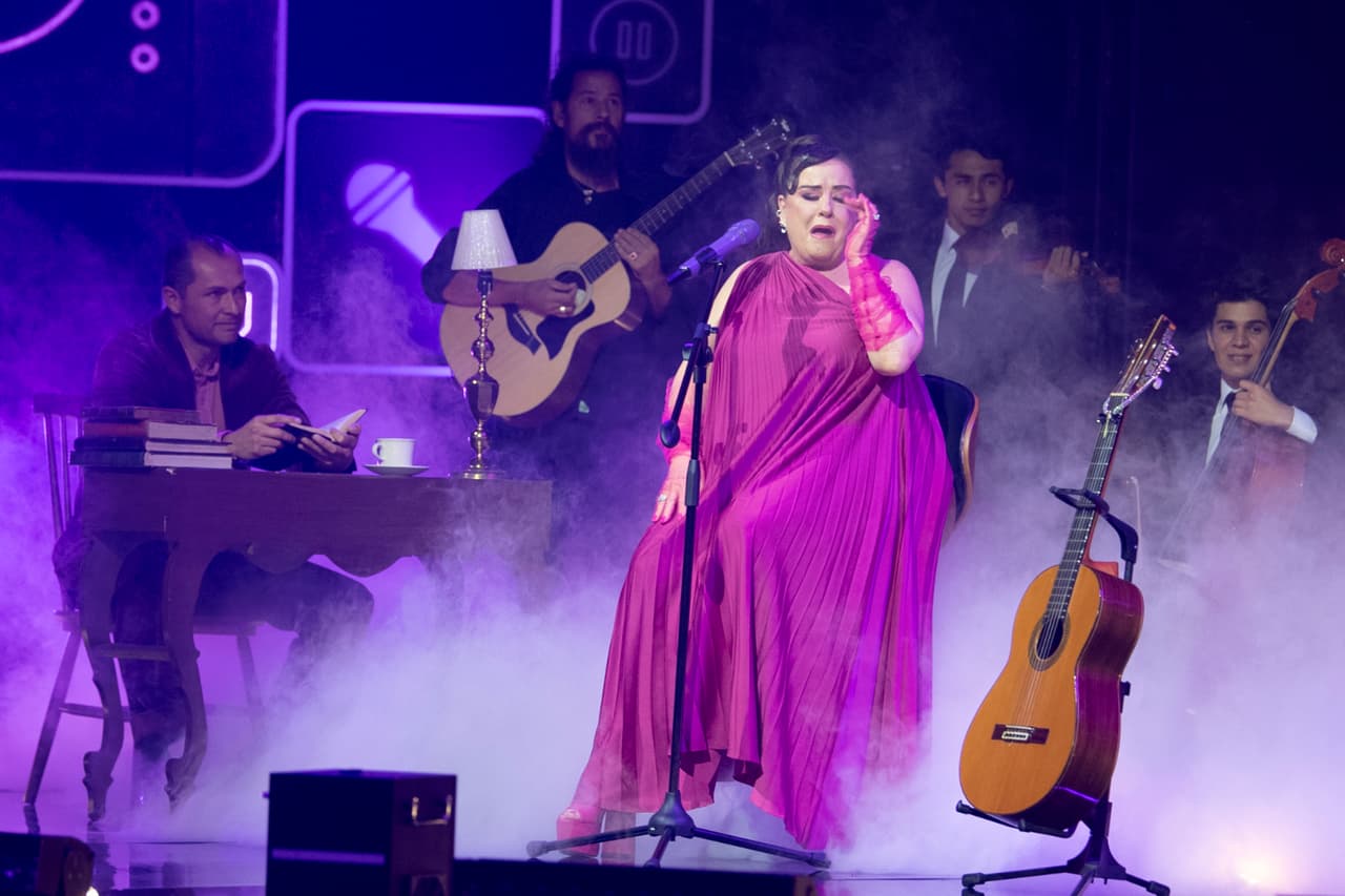 Esa tercera gala fue también muy emotiva porque la querida Isabel Lascurain no pudo terminar de interpretar el tema 'Confieso'. La emoción la invadió, ya que ese tema le recuerda a su papá, y prácticamente fue imposible que lograra cantarla.