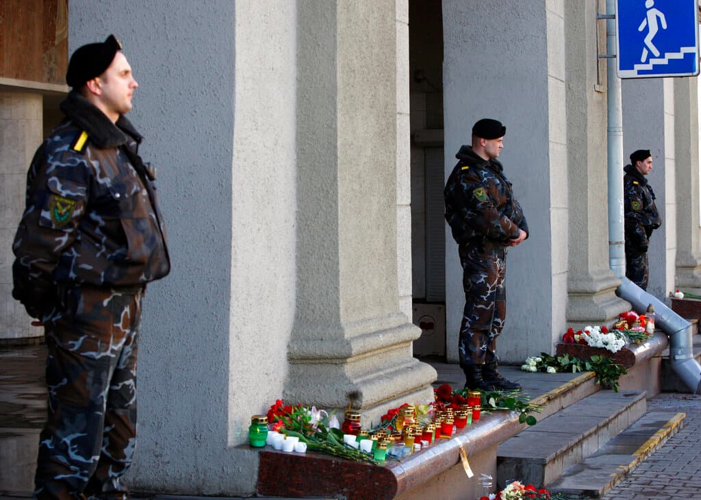 <h3 class="cms-H3-H3"><b>Bielorrusia</b></h3>
<br>
<b>30 mayo 1999</b>
<br>
<br>Fallecen 55 personas aplastadas en una avalancha humana en un túnel del metro de Minsk, capital de Bielorrusia. Otras 300 resultaron heridas.
<br>
<br>En esta imagen de archivo oficiales de las fuerzas especiales vigilan una entrada al metro de Minsk en el centro de la ciudad.