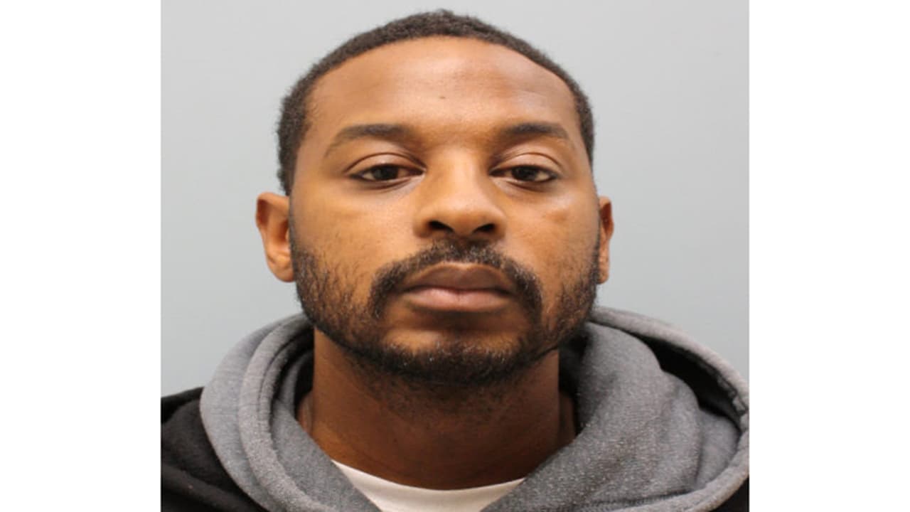 Un hombre es acusado de estrangular a su suegra y quemar su casa para tratar de esconder el asesinato