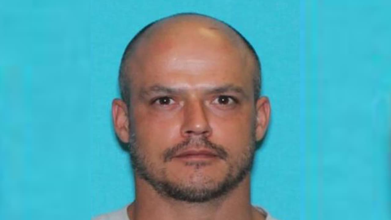 Gary Allen Berger, 39 años, acusado de acoso a un servidor público y evasión de la justicia. Último domicilio conocido: Pine Hill, Pinehurts, Texas.