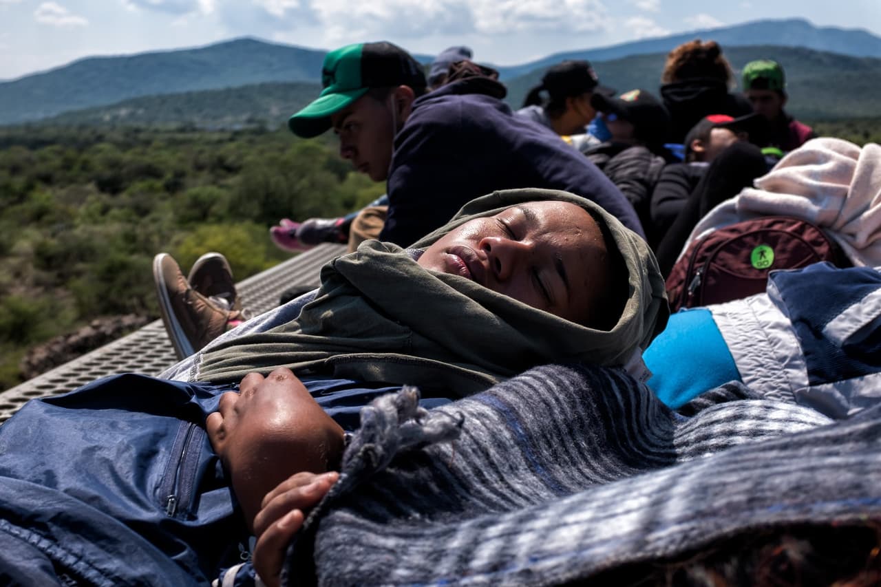Bryan duerme en el tren después de pasar una fría noche en el Estado de México.