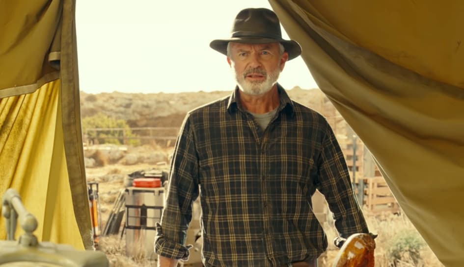 Pero los fans seguramente apreciaron que su emblemático sombrero volviera a aparecer en la nueva entrega de los dinosaurios, objeto al que incluso protegió de un feroz grupo de Dimetrodones.
<br>