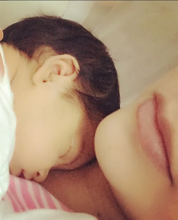 Así pasa Ana Patricia el fin de semana, abrazada a su pequeña.