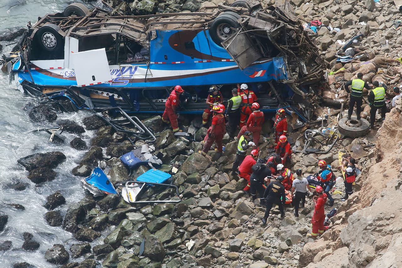 Al final de la tarde este martes, el vicecomandante general del Cuerpo General de Bomberos Voluntarios del Perú, Larry Lynch, explicó que sus rescatistas han recuperado "32 (cadáveres) hasta el momento" y trabajan para poder liberar a otro número de supuestas víctimas de los restos del autobús, que viajaba con 57 pasajeros.