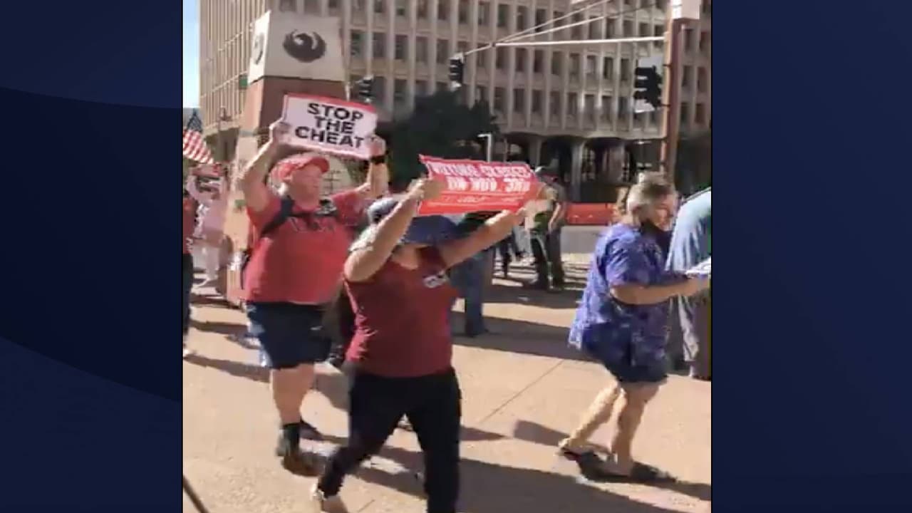 Mientras se define quién será el próximo presidente de Estados Unidos, un grupo de personas se manifestó en el centro de Phoenix para que se respete y se cuente hasta el último voto de estas elecciones.
<br>