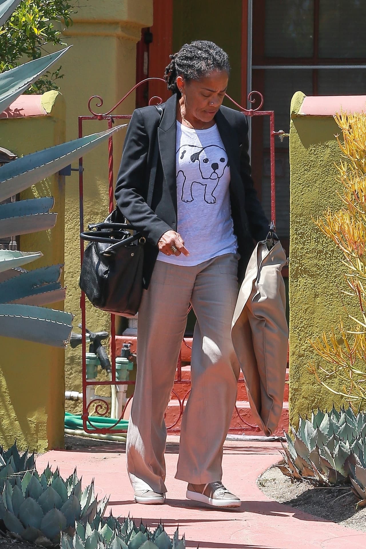 También tendrá una cena con
<b><a href="https://www.univision.com/estilo-de-vida/bodas/enojada-la-reina-isabel-ii-por-el-show-que-ha-hecho-el-padre-de-meghan-markle-fotos"> la familia del novio</a></b>, en la que con toda seguridad interactuará con Camilla Parker y Kate Middleton.