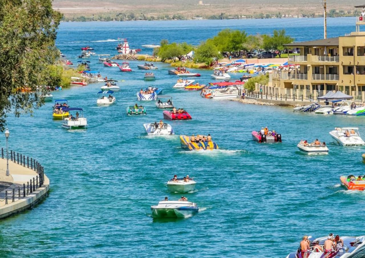 <b>El Lago Havasu </b>se ubica en el sector sureste del estado y comparte territorio con Arizona. Muy popular para los botes, nadar y pescar. Hay numerosos campamentos con acceso para botes que bordean la costa este del lago.