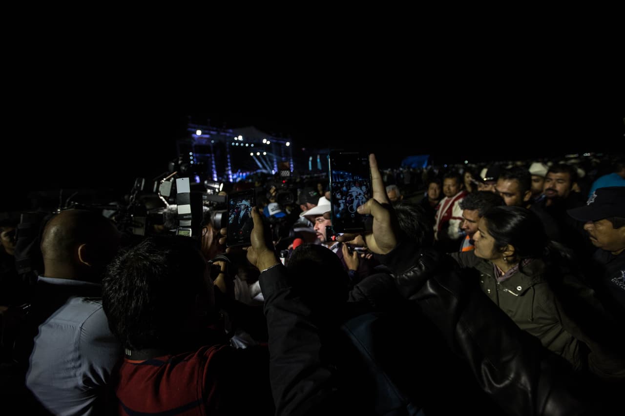 Crescencio Ibarra, el padre de Rubí, da una conferencia de prensa improvisada cuando se confirma que un hombre ha muerto durante la carrera de caballos. Los conciertos y el baile siguió hasta las cuatro de la mañana.
<i>Almudena Toral</i>