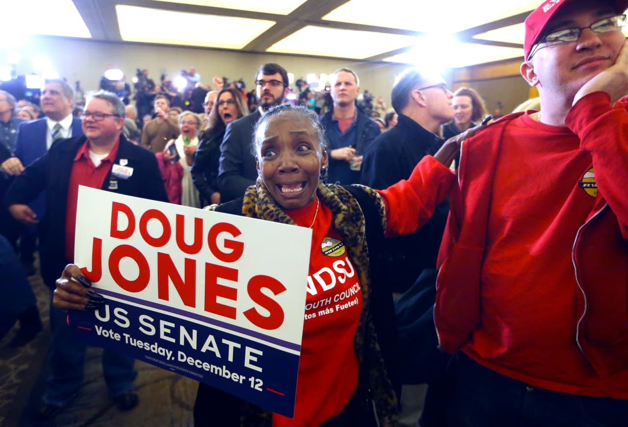 Algunas personas se mostraron eufóricas cuando supieron los resultados que favorecieron a Jones. El apoyo de electores negros fue una de las claves en el inesperado desenlace de la contienda.