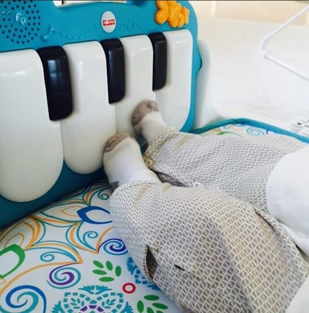 ¡Qué imagen tan más tierna! Shakira comparte cómo intruduce a Sasha al mundo musical.