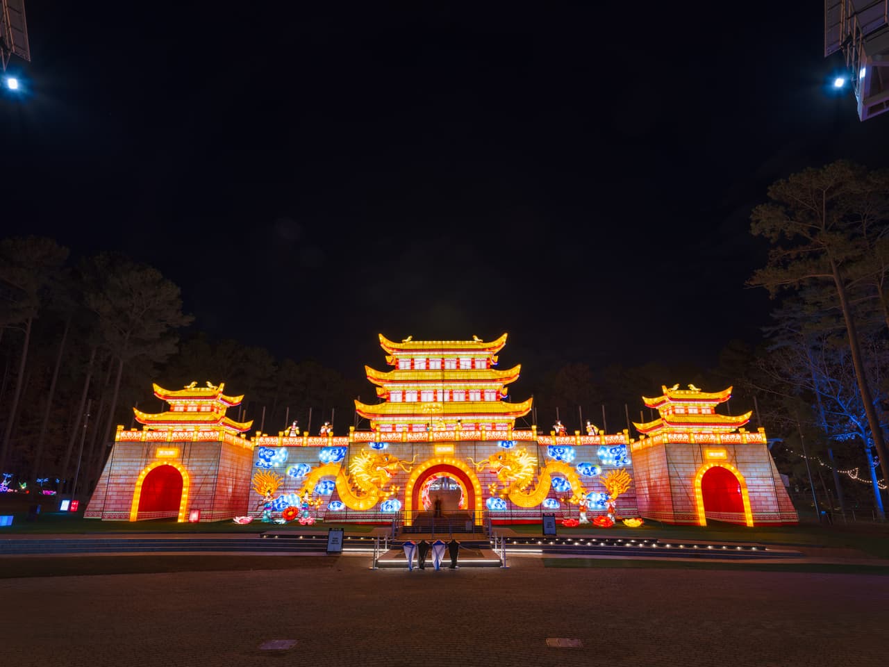 <b>North Carolina Chinese Lantern Festival at Koka Booth Amphiteatre</b>
<br>
<b>Fechas</b>: 17 de noviembre al 14 de enero de 2024
<br>
<b>Lugar</b>: 8003 Regency Parkway, Cary
<br>
<b>Sitio web</b>: 
<a href="https://www.boothamphitheatre.com/events-tickets/events/chinese-lantern-festival">https://www.boothamphitheatre.com/events-tickets/events/chinese-lantern-festival</a>
<br>
<br>El espectáculo presenta más de 40 nuevas exhibiciones completamente nuevas, cada una compuesta por cientos de piezas y miles de luces LED. Estas linternas gigantes cautivarán a los visitantes en todo momento con su asombrosa belleza artística. Cada noche se llevarán a cabo presentaciones de artes culturales en el escenario principal.