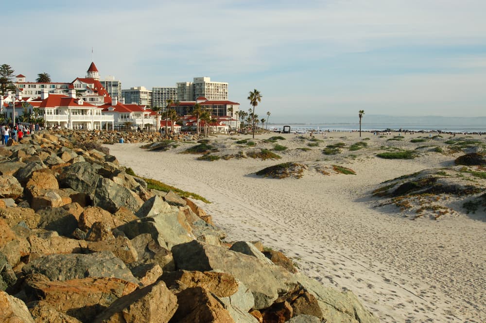 Después de pasar un par de días enferma y en su habitación, personal del hotel encontró a Kate Morgan la mañana del 29 de noviembre tirada en las escaleras que daban a la playa. Estaba muerta, con un balazo en la frente.