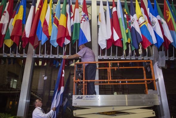 El mismo día 20, la bandera de Cuba fue izada en la sede del Departamento de Estado, junto a las de los demás países con los que EEUU tiene relación.
