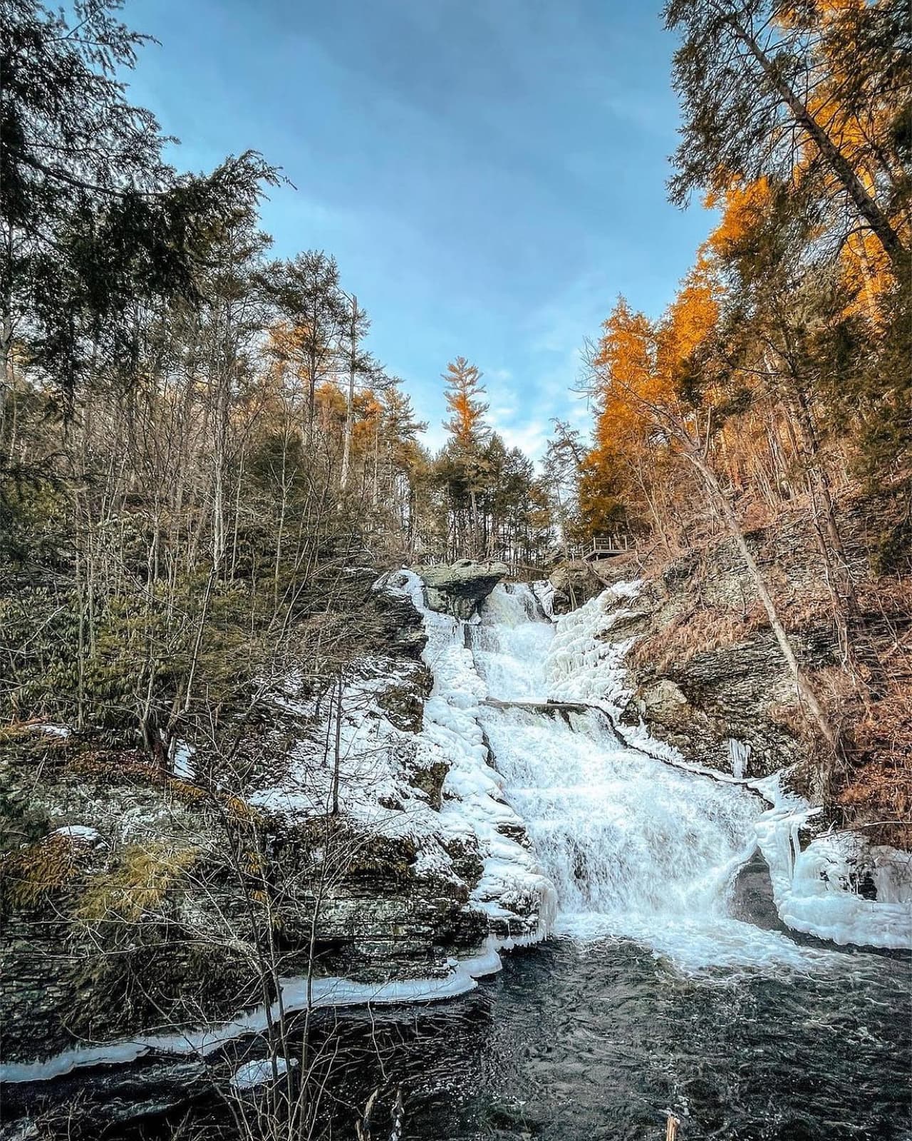<b>Raymondskill Falls Loop Trail</b>. Solo una cosa se acerca a la belleza pura de Raymondskill Falls, la cascada más alta de Pensilvania, y esa es la hermosa cascada enmarcada por la nieve. Incluso puedes visitarla cuando la cascada de tres niveles esté congelada. Sigue el sendero circular Raymondskill Falls, que te llevará directamente a esta maravilla natural.
<br>
<br>
<b><a href="https://goo.gl/maps/8dMuYBV66yj4U81F9">Cómo llegar</a></b>