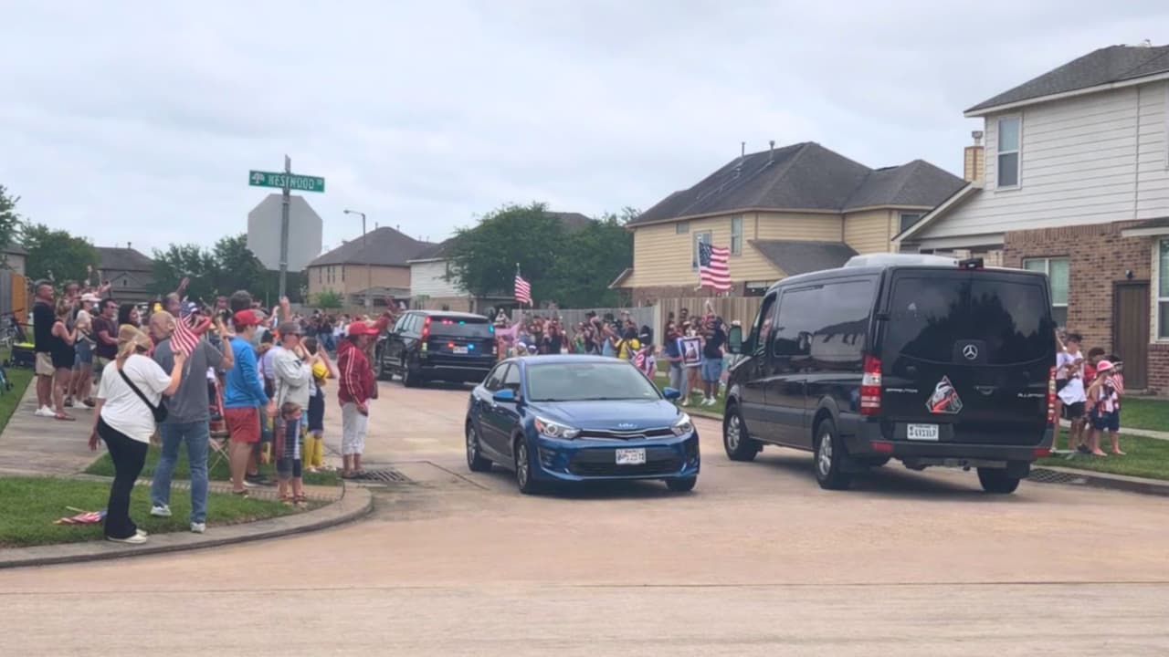 <h3 class="cms-H3-H3">Texas y el origen</h3> La escena en Texas tuvo 
<b>un tono cercano. </b>
<br>Personas que lo conocen desde antes de su carrera en la NASA estuvieron presentes. 
<br>
<b>Su padre, Victor Glover Sr., vive en Prosper, al norte de Texas,</b> desde ahí ha seguido su trayectoria, fuera del foco público, pero dentro del entorno que marcó su formación.