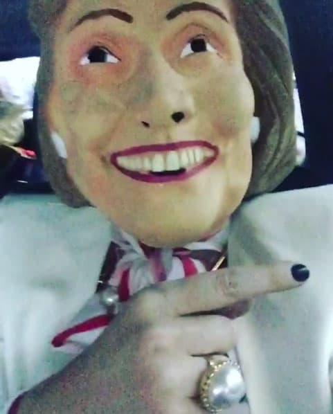 Laura Pausini fue otra de las famosas que se disfrazaron de Hillary Clinton, la cantante italiana usó una máscara.