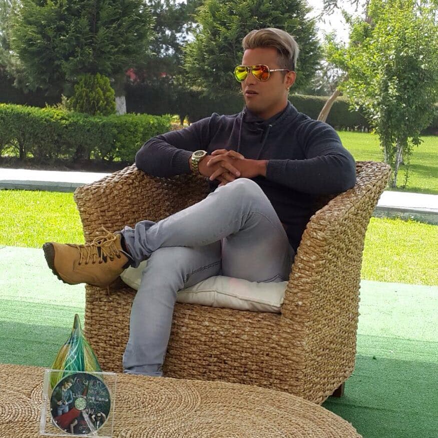 Fray Ilich argumenta que cumplió con el anticipo de 30,000 dólares, pero comenzó a sospechar de haber sido víctima de fraude porque no había respuesta de Ozuna. Sostiene que tiempo después su mánager desconoció el trato y no regresó el dinero.