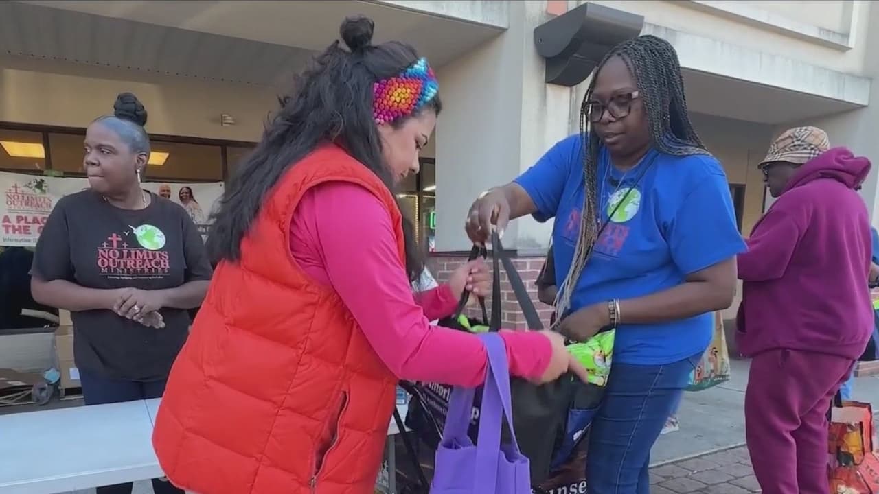 Trabajadores federales se preparan a largo plazo en el DMV ante extensión del cierre del gobierno