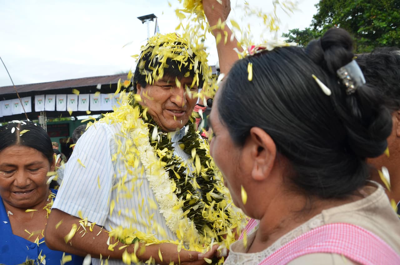 Con pétalos recibieron a Morales en el centro de votación de Villa.
