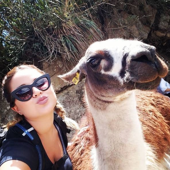 ¡Qué clase de selfie! "La llama me llama... 😙🤓😍 #Perunosllama #wonderoftheworld #familytrip"