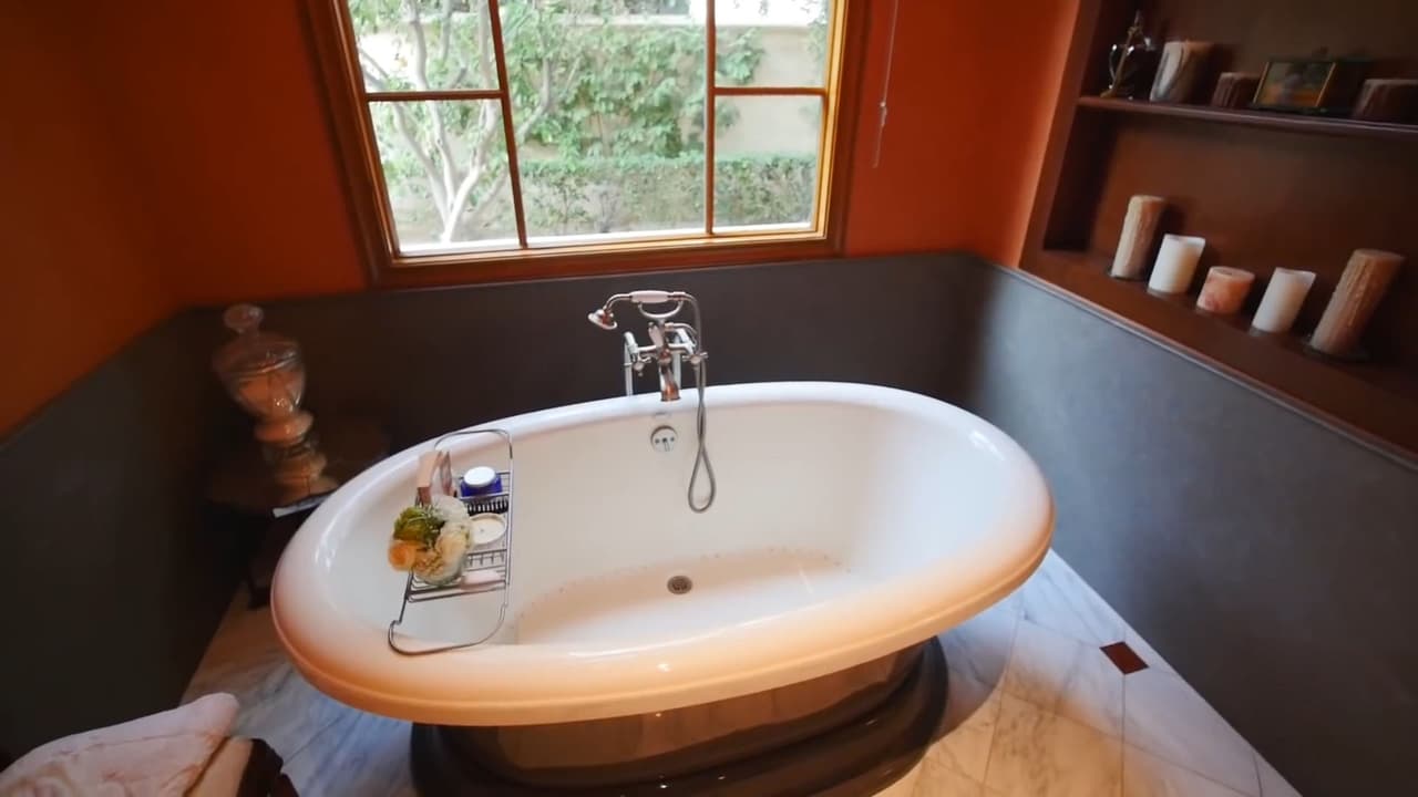 Tiene una casa de huéspedes separada, con su propio jardín privado y spa.