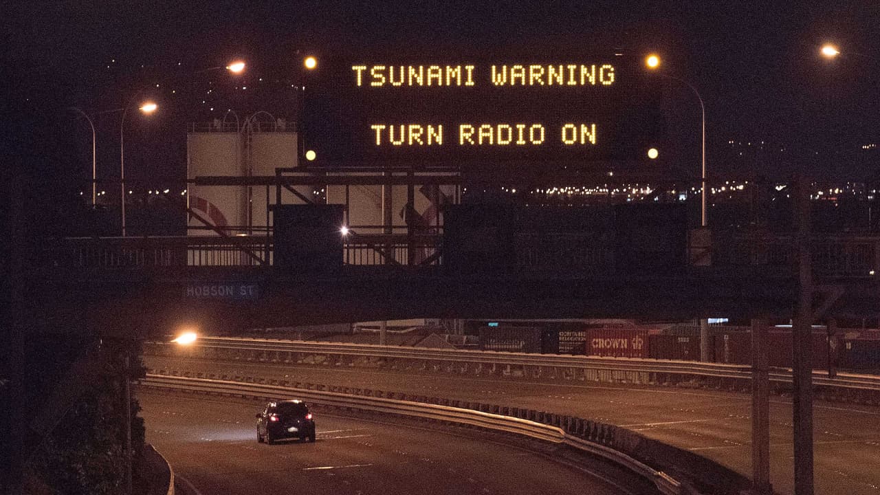 Emiten alerta de tsunami para toda California tras la erupción de un volcán submarino en el Pacífico