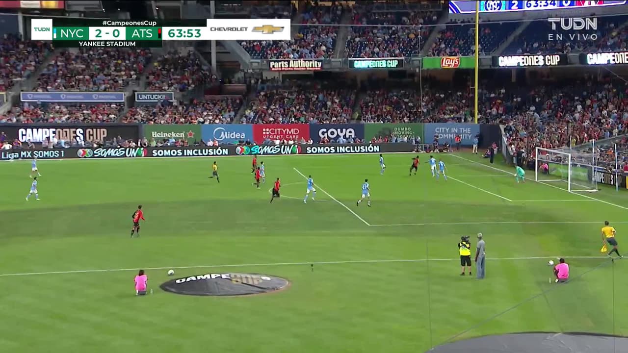 ¡TIRO ATAJADO! disparo por Alexander Callens.