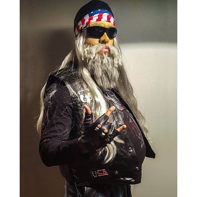 ¡A Romeo Santos le creció barba blanca! Sobre él si lo ven tocando a su puerta esta "Noche de brujas".