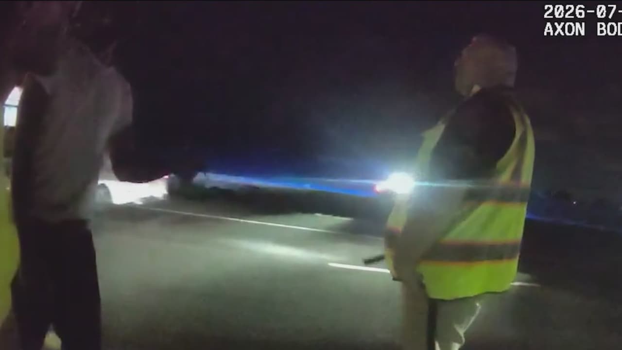 El momento en que dos oficiales se salvan de ser atropellados en una autopista del condado Kaufman