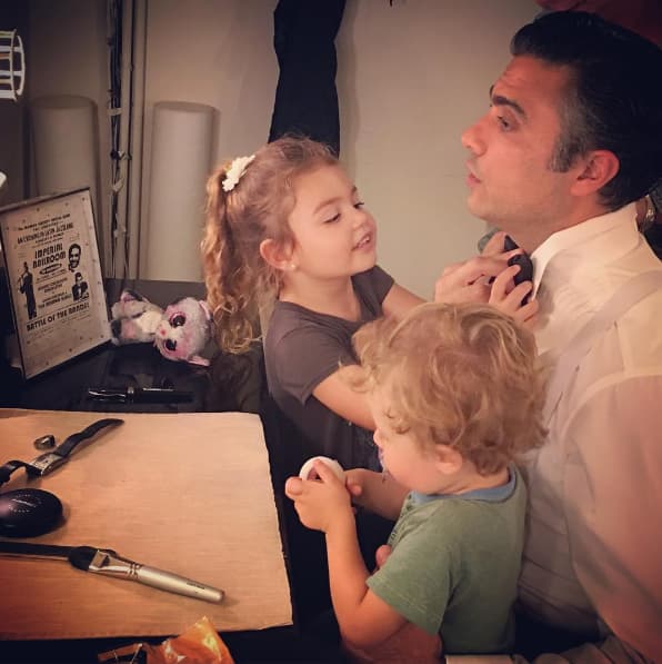 El sexy actor puede presumir a sus pequeños retoños Elena y Jaime Camil Balvanera. ¡Sin duda, tiene una hermosa familia!