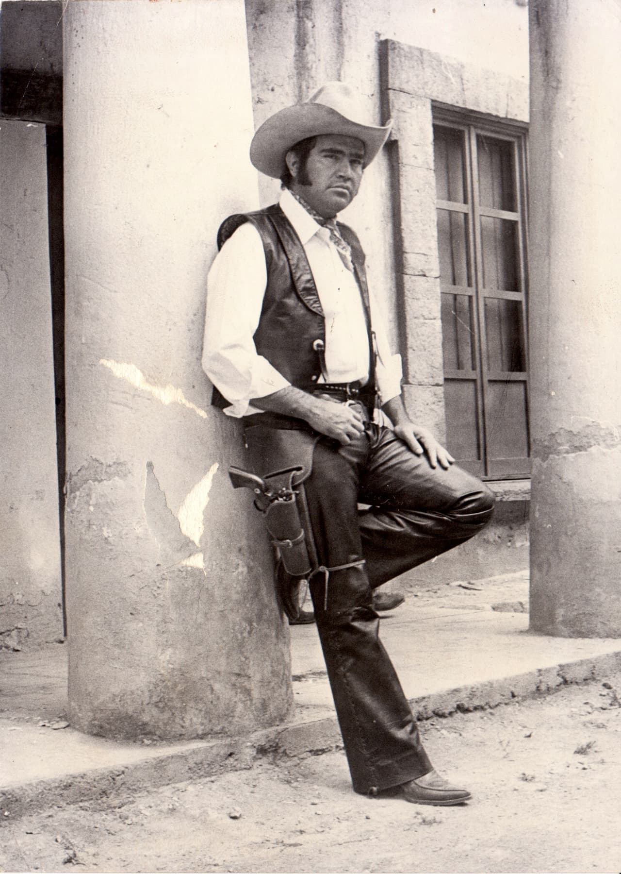 En una entrevista que él dio a ¡Hola!, contó lo que le llegó a decir a quien después sería su esposa: "Mejor búscate un novio porque yo no voy a poder estar aquí y allá y te voy a quitar tu tiempo".
<br>