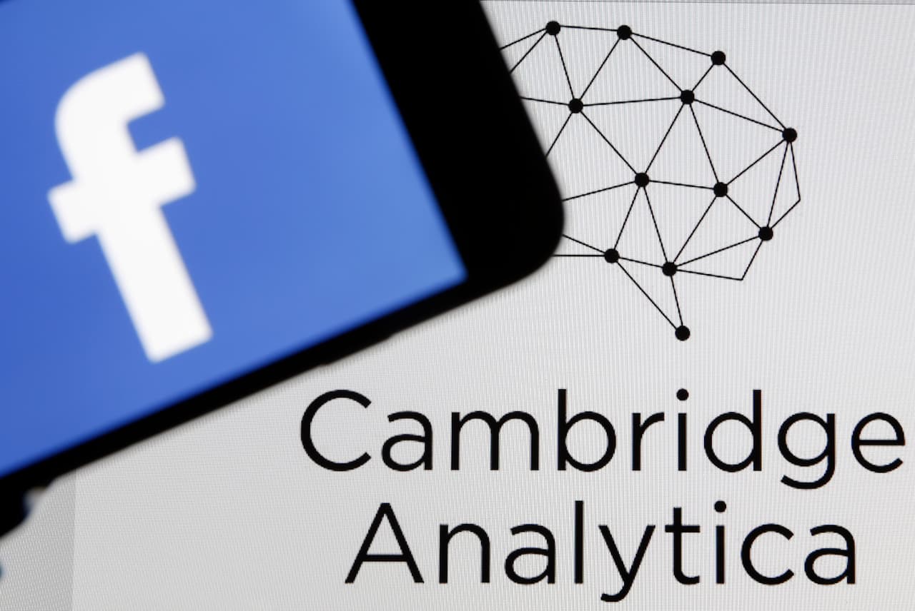 <b>El escándalo de Cambridge Analytics, marzo de 2018</b>. Una firma que trabajó en la campaña de Donald Trump obtuvo acceso a la información de más de
<a href="https://www.univision.com/noticias/politica/facebook-dice-que-fueron-87-millones-de-usuarios-los-afectados-por-la-filtracion-de-datos">87 millones de usuarios de Facebook</a>. La firma utilizó herramientas de prueba para
<a href="https://www.univision.com/noticias/politica/los-trucos-sucios-que-usa-cambridge-analytica-la-empresa-que-ayudo-a-trump-a-ganar-las-elecciones">obtener información sobre las personalidades de los usuarios</a> para tratar de influir en su comportamiento como votantes.