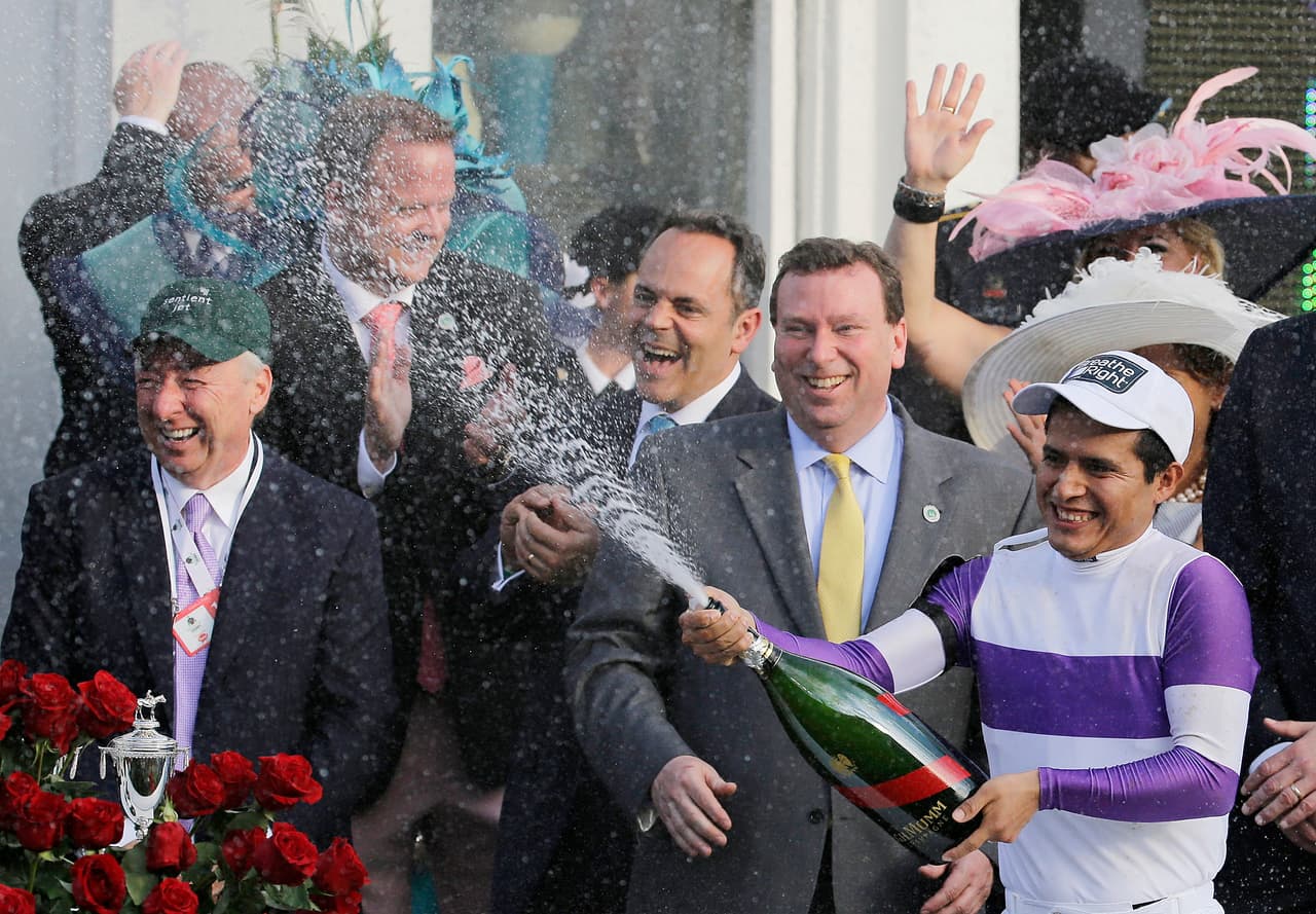 Mario Gutiérrez celebra después de su triunfo en el Derby de Kentucky