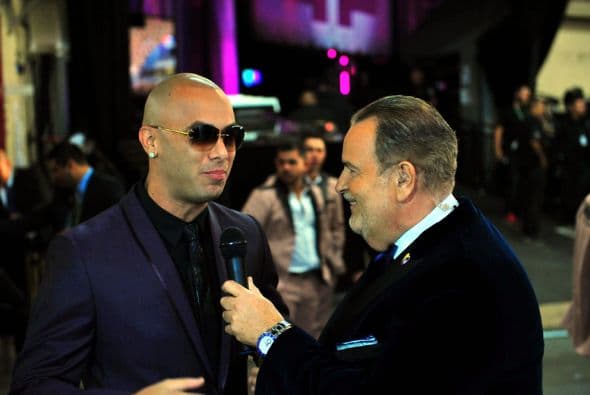 Y todos quieren hablar con él.