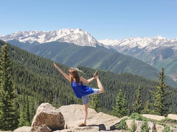 Thalía aprovecha sus frecuentes viajes para practicar poses de yoga con los paisajes.