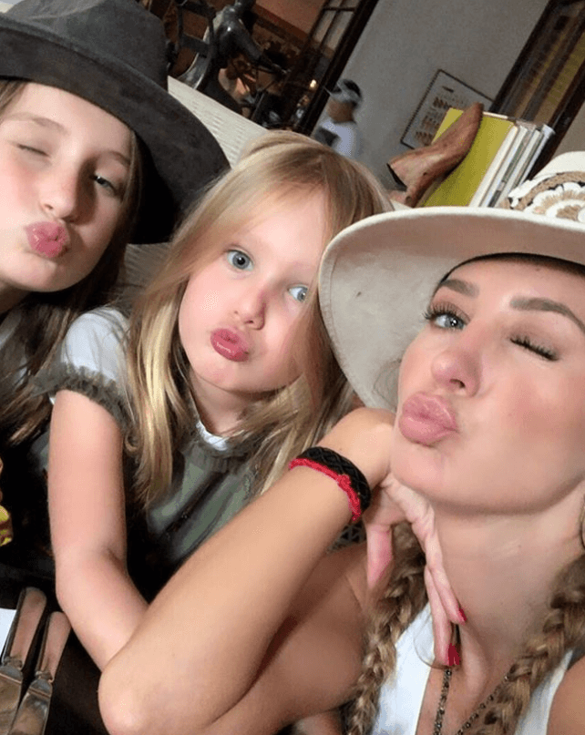 Desde hace meses la actriz había expresado su molestia porque sus hijas convivieran con las nuevas parejas de sus padres, pues consideraba que esto las afectaba emocionalmente.