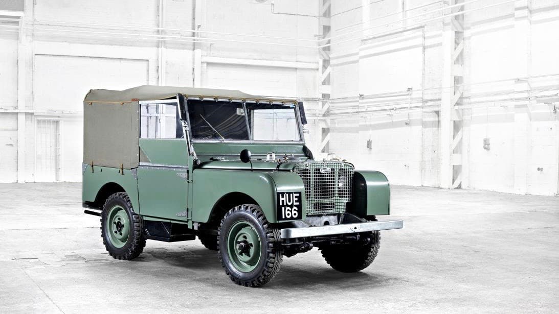 Esta Land Rover Serie I con matrícula HUE166, o 'Huey' como se la conoce cariñosamente dentro de la compañía, fue la primera camioneta Land Rover de producción en salir de la línea de montaje.