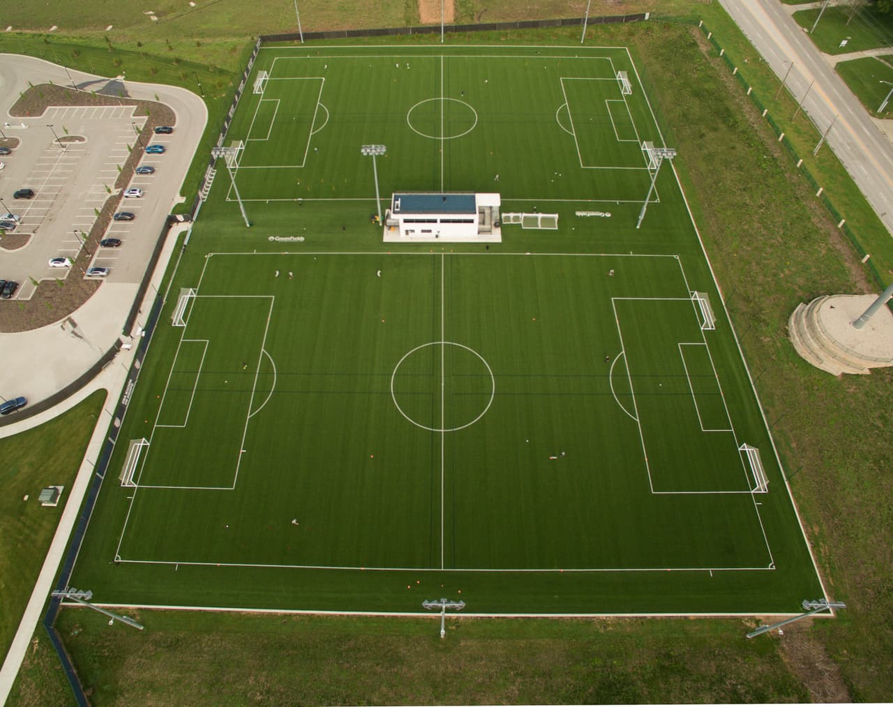 Así se ve el entrenamiento del Sporting Kansas City en vista aérea, en dos canchas y tomando sana distancia.