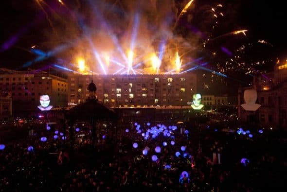 Cientos de personas salieron a las calles de Guadalajara para presenciar la fiesta de colores.