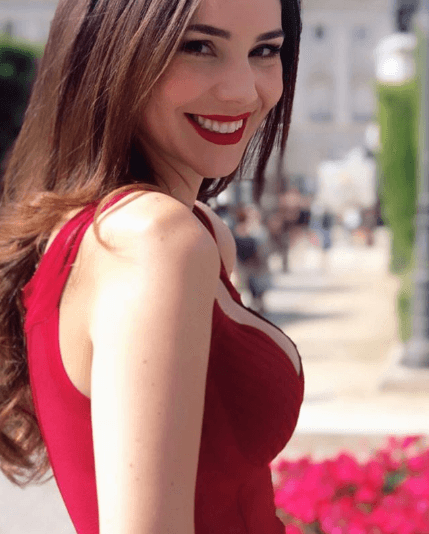 “Culturalmente las mujeres latinas crecen con la idea de que alguien las va a sacar de pobres, del lugar incómodo de donde están, y Rubí se da cuenta de que no es cierto, que ella solita tiene que agarrarse de lo que tenga y como pueda para salir adelante, eso la va formando, es alguien que se da cuenta de que puede utilizar sus atributos, su carisma y belleza; creo que es un personaje icónico por eso, porque desde 1960 está hablándole directo a las mujeres para empoderarlas”, explicó la actriz en entrevista para la revista
<a href="https://www.tvynovelas.com/mx/en-exclusiva/rubi-detalles-grabaciones-arranque/" target="_blank">TVyNovelas</a>, en julio de 2019.