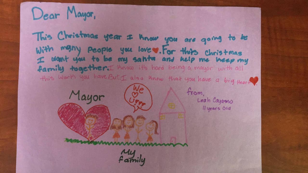 Por eso, por encima de cualquier otro regalo para esta Navidad le pidió al alcalde de Miami-Dade, Carlos Gimenez, que sea su Santa Claus y le ayude a mantener a su familia unida.