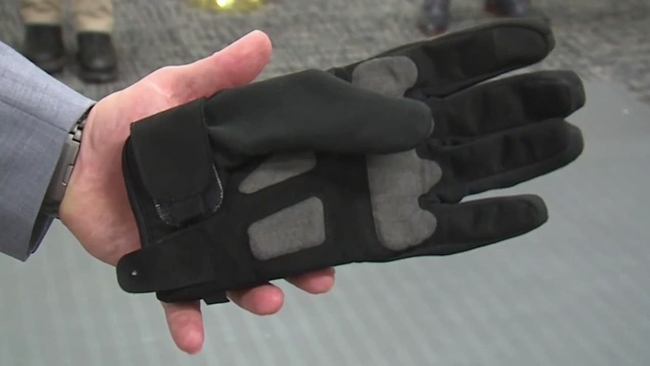 ICE adjudica sin licitación 16,7 millones para comprar guantes de descargas eléctricas