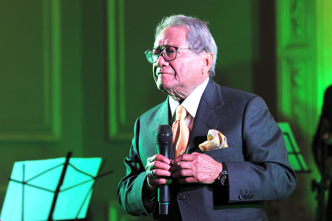 El cantante y compositor mexicano, 
<b><a href="https://www.univision.com/famosos/muere-armando-manzanero-covid-19">Armando Manzanero, falleció la madrugada de este lunes 28 de diciembre</a></b> a los 85 años, en la Ciudad de México.