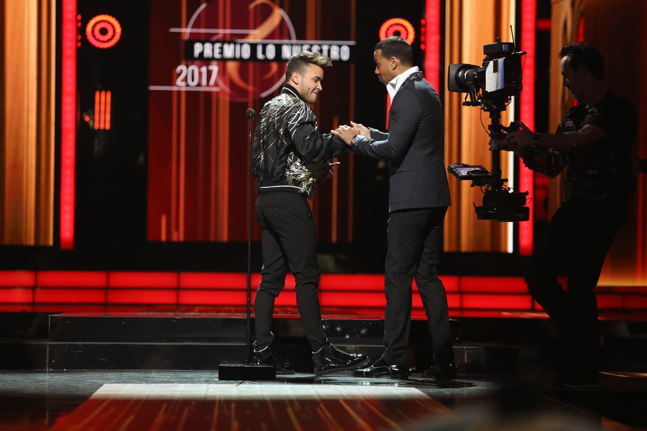 Por su parte, Romeo Santos fue reconocido con uno de los premios más distinguidos de la noche: Premio a la Excelencia.